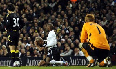 من مباراة توتنهام وبولتون عقب الحادث المأساوي