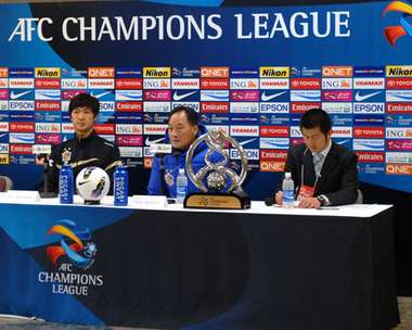مدرب فريق اولسان الكوري كيم هو جون ( الوسط ) في المؤتمر الصحفي