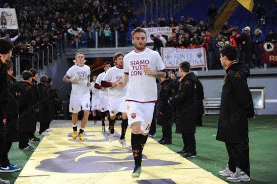 لاعبو روما يرتدون قمصانا عليها عبارة "كلنا مع ابيدال"