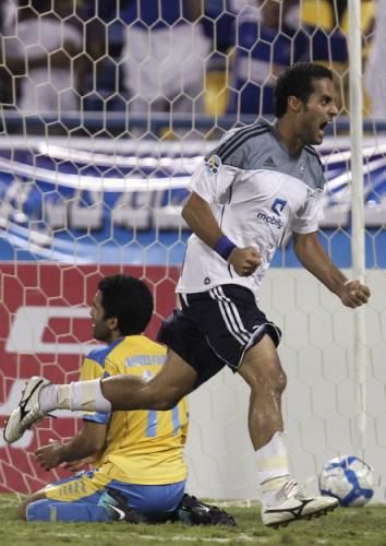 ياسر القحطاني مهاجم الهلال السابق يحتفل بتسجيله هدفاً في مرمى الغرافة 