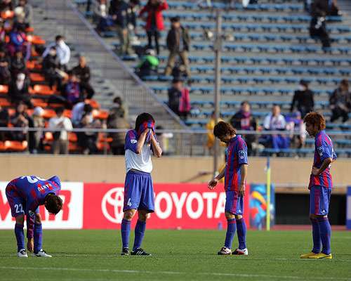 حسرة لاعبي طوكيو بعد سقوطهم في فخ التعادل