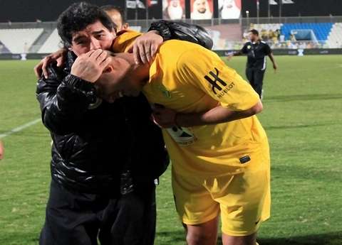 مارادونا يقبل رأس مارياتو بعد تسجيله الهدف الأول