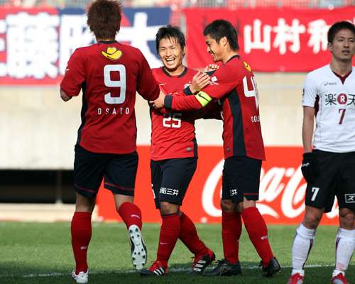 لاعبي كاشيما يحتفلون بعد فوزهم على فريق فيسيل كوبي
