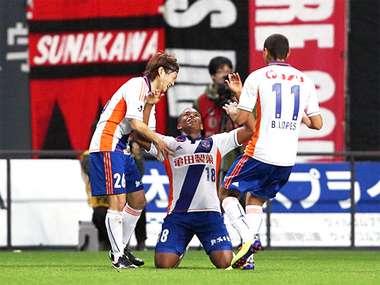 البرازيلي مينيرو بعد إحرازه هدفاً لفريقه نيغاتا بمرمى سابورو