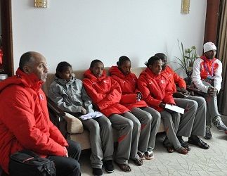 لاعبو ولاعبات البحرين خلال الاجتماع مع رئيس الوفد اليوم