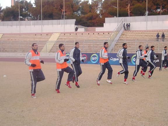 من احماء لاعبين شباب الاردن قبل اللقاء وبـعـدســـة كـــوورة