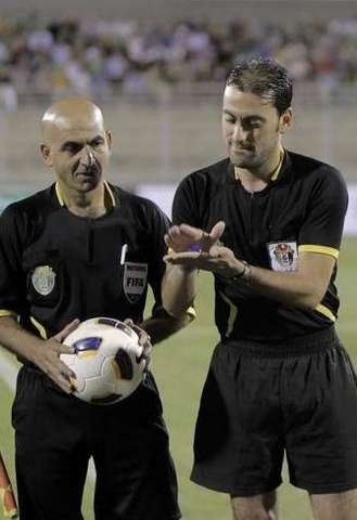 الحكمان محمد عرفة وعبد الرزاق اللوزي 