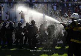 الشرطة تحاول تفرقة جماهير فريق سان لورينزو الأرجنتيني