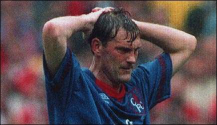 مدرب أنجلترا السابق غلين هودل بقميص تشلسي 