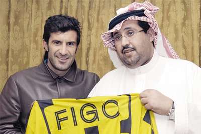 فيجو يحمل القميص الذي سيرتديه مع اتحاد جدة بصحبة رئيس النادي منصور البلوي
