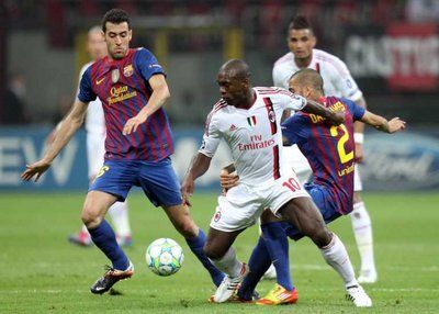 سيدورف في محاولة لمراوغة الدفاع البرشلوني