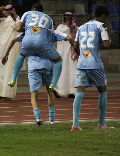 فرحة لاعبي الرفاع بالهدف الأول