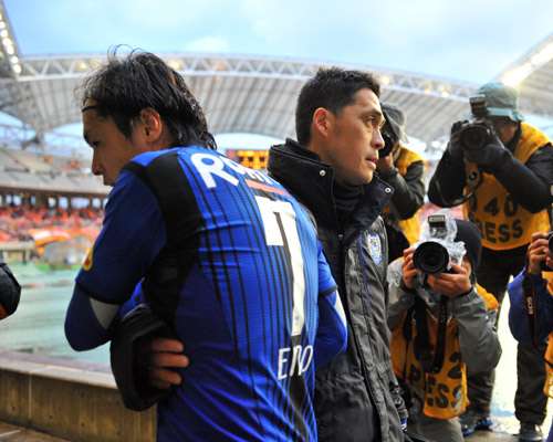 المدرب الجديد ماتسونامي ( يمين ) بعد كسب فريقه أول نقطة في العام الحالي