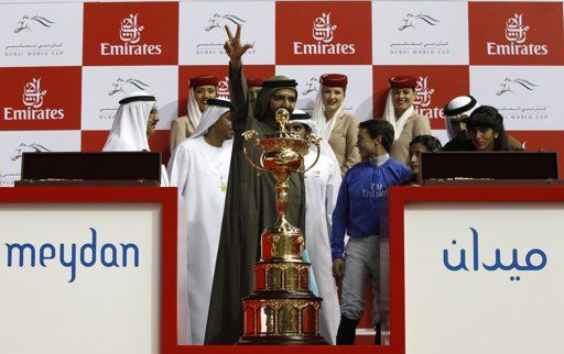 الشيخ محمد بن راشد وتحية للجمهور المحتشد بميدان 