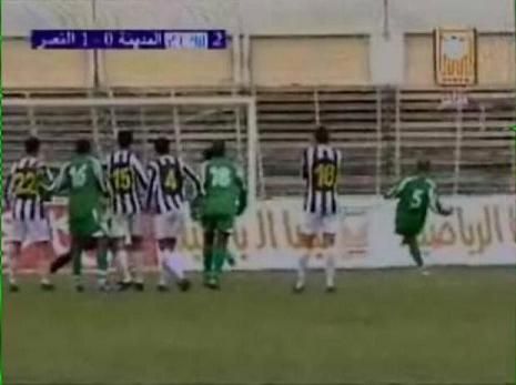 السنوسى القطعانى لحظة تنفيذه لركلة الجزاء 