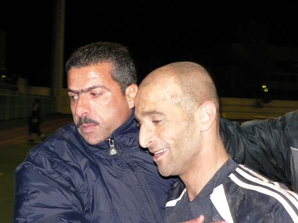 نجم اللقاء وصاحب الهدف الذهبي خالد قويدر ومدرب الرمثا فايز بديوي