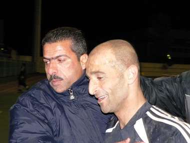 نجم اللقاء وصاحب الهدف الذهبي خالد قويدر ومدرب الرمثا فايز بديوي
