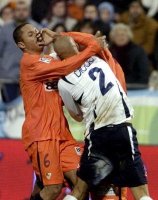 جانب من الشجار الذي انتهى به لقاء ريال سرقسطة واشبيلية