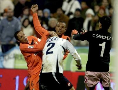 ولقطة اخرى من المعركة بين ريال سرقسطة واشبيلية