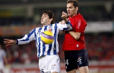 صراع على الكرة بين لاعب اوساسونا جوستيكسو (الى اليمين) ولاعب ريال سوسيداد جاري اورانجا