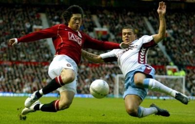 صراع على الكرة بين لاعب مانشييستر يونايتد الكوري بارك ولاعب استون فيللا ويلفريد بوما