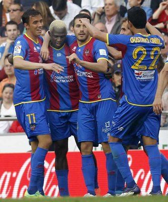 لاعبو ليفانتي يحتقلون بهدف السبق على فالنسيا