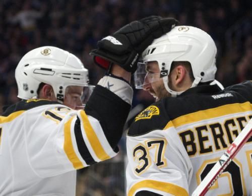 فرحة لاعبي فريق بوسطن بروينز بعد فوزهم على رينجرز