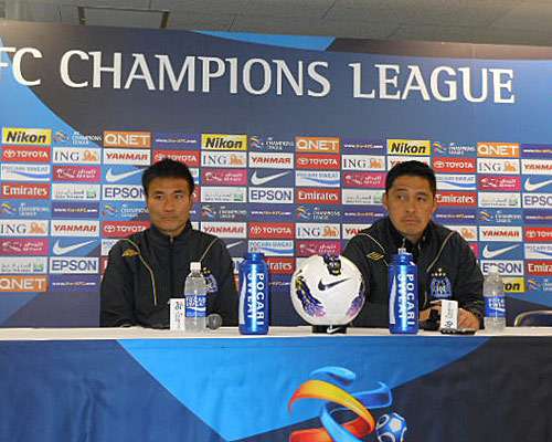 ماتسونامي ( يمين ) في المؤتمر الصحفي مع المدافع يوسوكي كونو