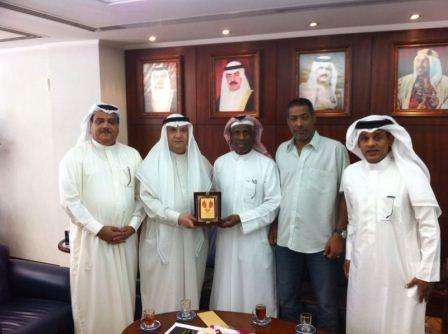 رئيس الاهلي فؤاد كانو يتوسط النجمين المعتزلين عيسى والدخيل ورئيس لجنة التكريم حمود سلطان