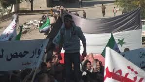 وهنا ساروت وسط الدمار الذي أصاب حمص