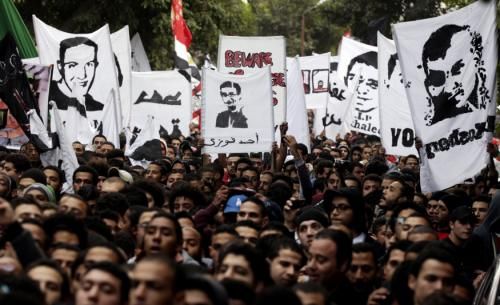 جماهير من ألترس أهلاوي في مسيرة بأحد شوارع القاهرة  حاملين صور الضحايا 