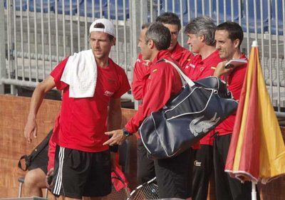 يورجن ميلزر اللاعب النمساوي يتحدث مع أليكس كوريتخا كابتن منتخب أسبانيا