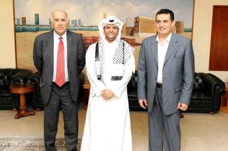 الشيخ سعود " وسط" خلال استقباله لجبريل الرجوب " يسار " 