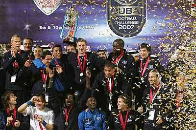 لاعبوا هامبورج يحتفلون بالفوز