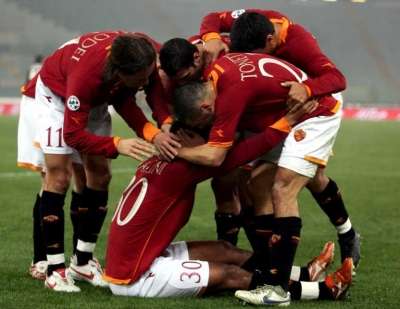 فرحة لاعبي روما باحد الاهداف