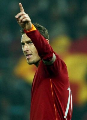 توتي فرحا بهدفه 