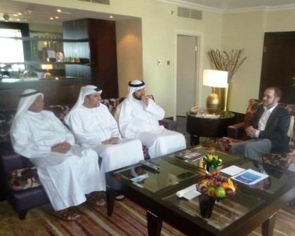 الأمير علي خلال لقائه مسؤولي الهلال الأحمر الإماراتي