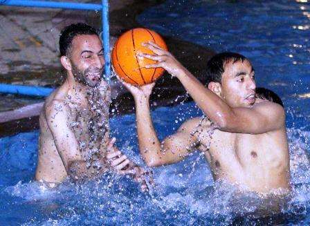 لاعبو الوحدات يعومون في بركة السباحة