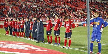 لاعبي فريق كاشيما يعتذرون لجماهيرهم بعد الخسارة 