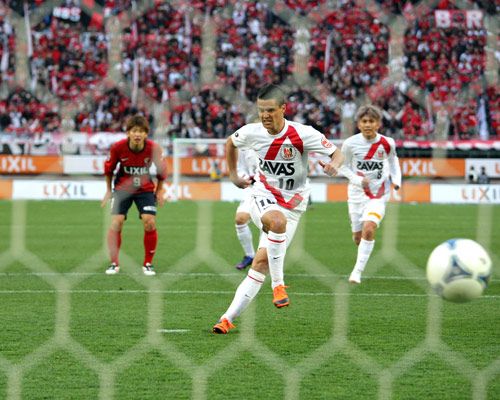 البرازيلي ريتشاردز عند إحرازه الهدف الثالث بمرمى فريق كاشيما
