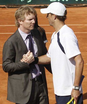 المدرب واللاعب السابق جيم كورير يحيي بوب براين 