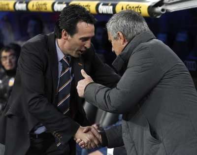 أوناي إيمري يصافح جوزيه مورينهو