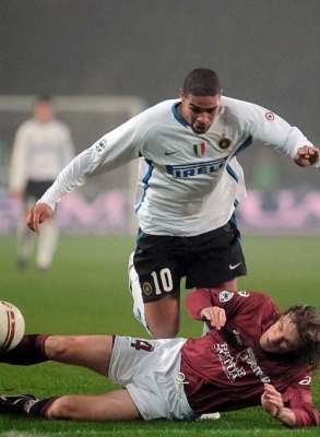 أدريانو في محاولة لتخطي فرانشيسكيني