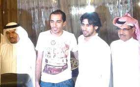 عبدالغني والسعيد " وسط " بعد توقيع الصلح في منزل بن داخل