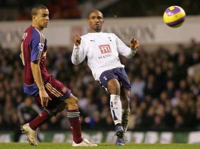 لقطة بين كيران داير من نيوكاسل وجريمان ديفو من توتنهام