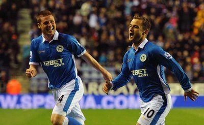 شون مالوني..صاحب الهدف الوحيد في المباراة(يمين)