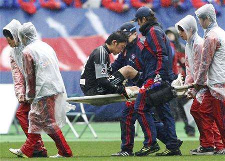 الحارس جوندا عند خروجه من الملعب بسبب الإصابة