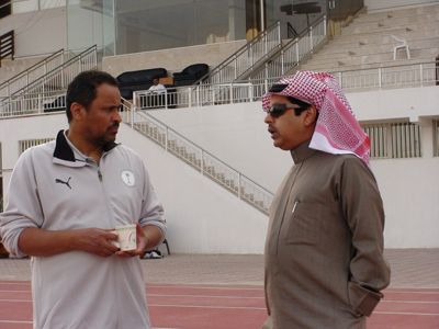 مدير وفد القناة الرياضية السعودية عبدالله المسلط مع مدير المنتخب السعودي فهد المصيبيح