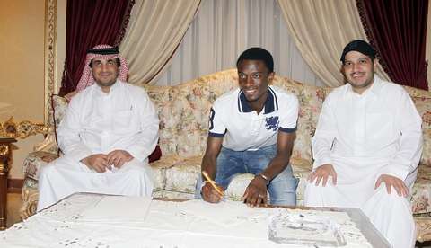 جانب من توقيع العقد