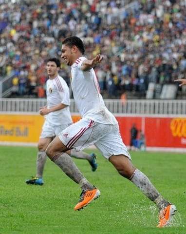 سعيد مرجان يركض فرحا بتسجيله أحد الأهداف لمنتخب النشامى 